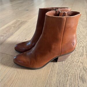 Frye Megan Women's Side Zip Cognac Leather Ankle Booties Size 7M